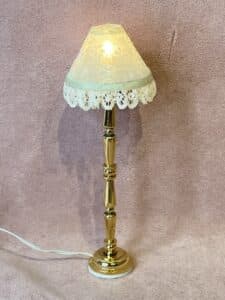 Dukkehus standerlampe med stofskærm og blonder i mintgrøn