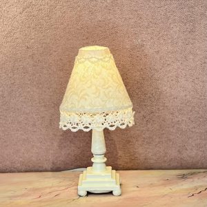 Creme hvid bordlampe til dukkehuset