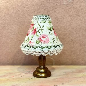 Dukkehus lampe med blomstret skærm