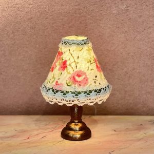 Tændt miniature lampe med stofskærm