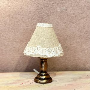 Lille bordlampe med blonde skærm