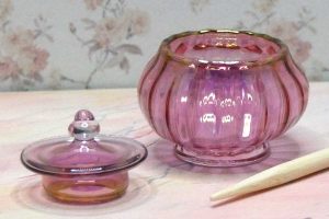 Miniature glasskål med låg i tranebærglas