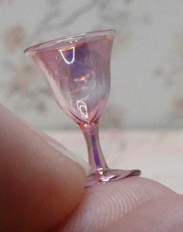 Vinglas i miniature i Tranebærglas