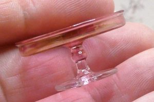 Miniature kagefad i tranebærglas