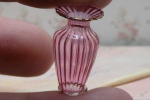 Græsk tranebærglas vase med bølger