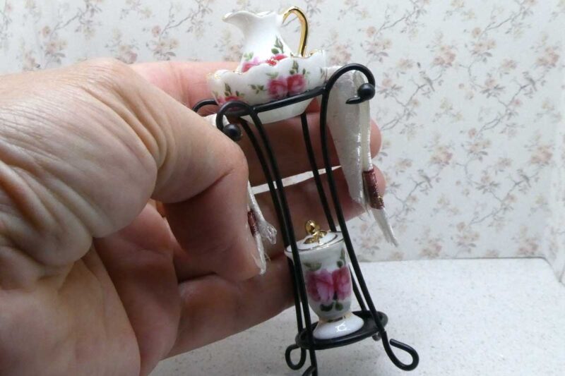 Reutter Porcelæn Miniature jernstativ med romantisk servantesæt i porcelæn