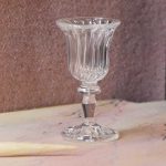 Miniature vinglas i klart glas m. riflet form