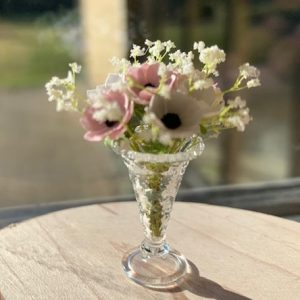 Anemone buket i krystal vase 1:12