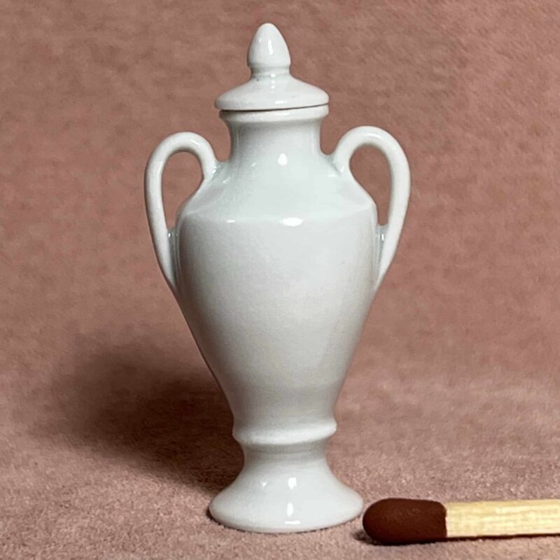 Hvid porcelæns vase med hanke og låg