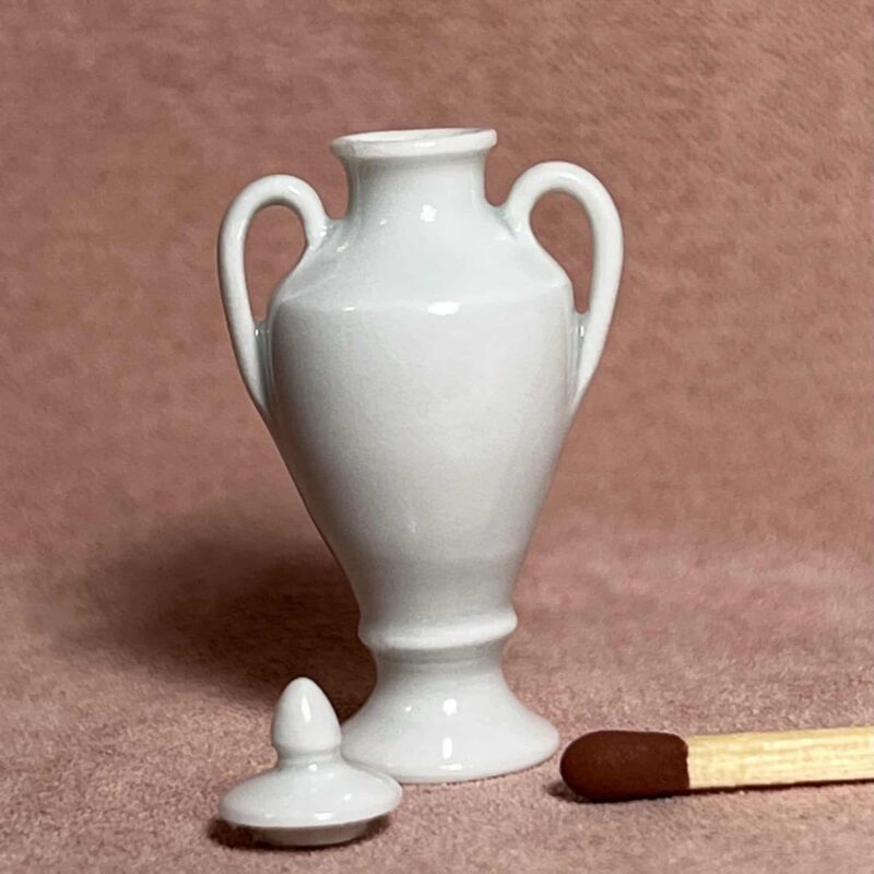 Vase med hanke og låg i hvid porcelæn