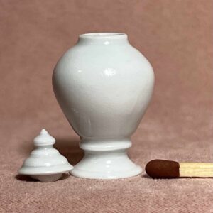 Porcelæns vase med låg