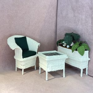 Grønne planter i cremehvid plantekasse