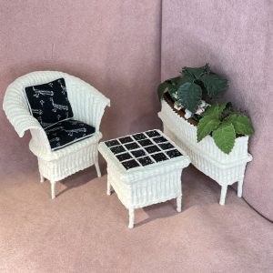 Miniature plantekasse i flet, med grønne planter