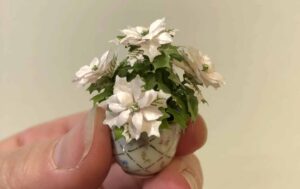Reutter porcelæn miniature potteskjuler med Julestjerne, lavet fra blomster KIT