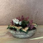 Sammenplantning med rosa og hvide blomster i kurv