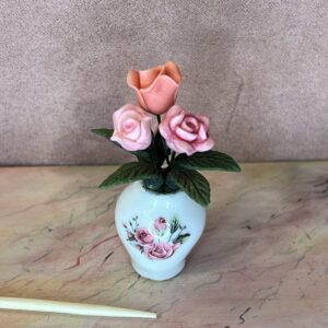 Miniature roser i hvid vase med rosen motiv - rosa blomster