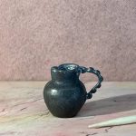 Tudor dukkehus kande i patineret metal