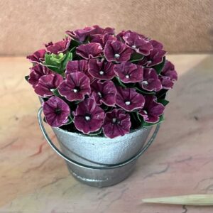 Bourdux farvet Petunia i spand til dukkehuset