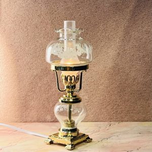 Elegant messing og glas bordlampe til petroleum. Dukkehus lampe til fine dukkehuse