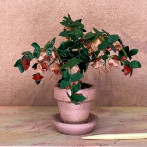 Lyserød / rød Fuchsia i miniature til dukkehus i rosa potte med underskål