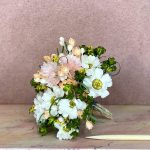 Dukkehusbuket med rosa og hvide blomster