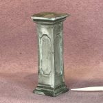 Lille piedestal / sokkel i grøn patina til dukkehuset