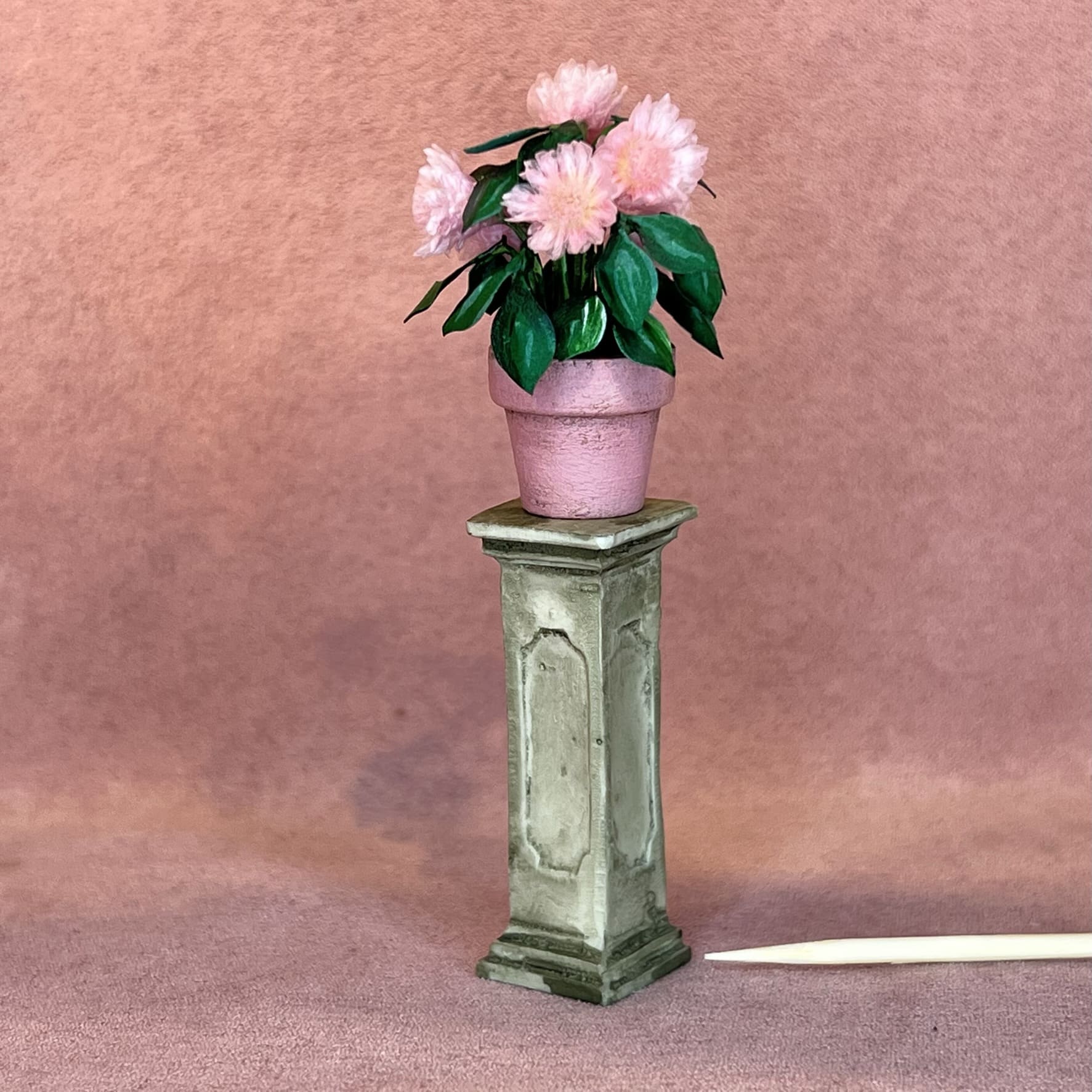 Lille piedestal med blomst Lille sokkel med dukkehusblomst