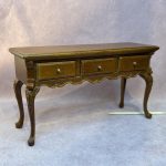 Bespaq buffetbord i valnød. Smukt miniature møbel i 1:12