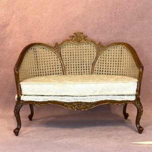 Miniature bespaq sofa med flet ryg og hvidt sæde