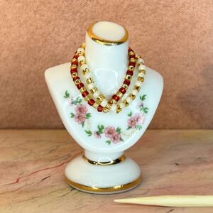 Miniature smykkegine i porcelæn med lyserøde blomster og perlekæder