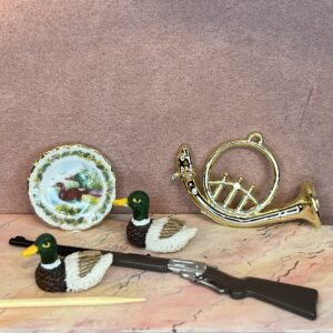 Dukkehus jagtriffel, jagthorn, lokkeænder og jagtplatte i miniature 1:12