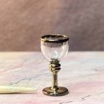 Meget lille bitte vinglas i ægte glas med guldfod og guldrand