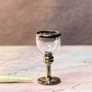 Meget lille bitte vinglas i ægte glas med guldfod og guldrand