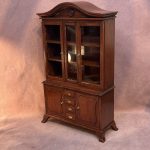 Fint håndlavet Minimundus vitrineskab med glaslåger