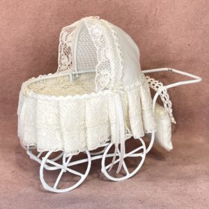 Romantisk miniature barnevogn med blonder og flæser
