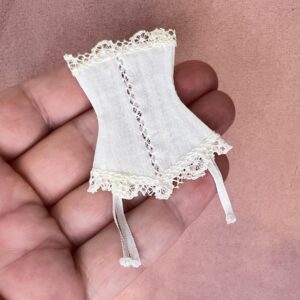 Miniature corsage med blonder