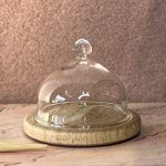 Osteklokke i klart glas med træbradt