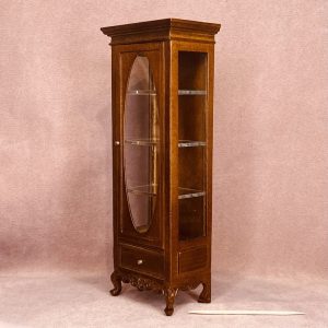 Miniature vitrineskab med glaslåger og hylder
