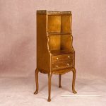 Miniature hylde med skuffer til kunst- og håndværks redskaber